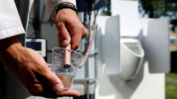 นักวิทย์ฯ ประดิษฐ์เครื่องเปลี่ยนฉี่ให้เป็นน้ำดื่มบริสุทธิ์ ดับกระหายได้