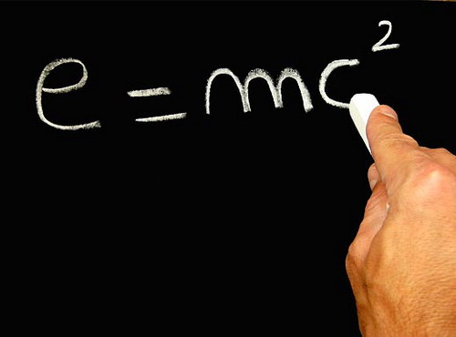 ทำไม E = mc กำลัง 2 สมการสะท้านโลก