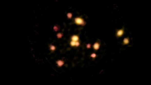 ภาพของ 14 กาแล็กซีที่กล้องโทรทรรศน์บันทึกไว้ได้ โดยปรากฏให้เห็นเป็นจุดสว่างบนท้องฟ้า