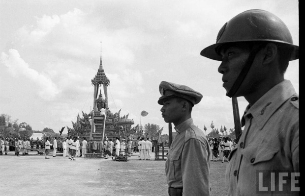 เป็นบุญตาที่ได้เห็น บรรยากาศพิธีพระศพ ในหลวงอานันทมหิดล ร.๘ 