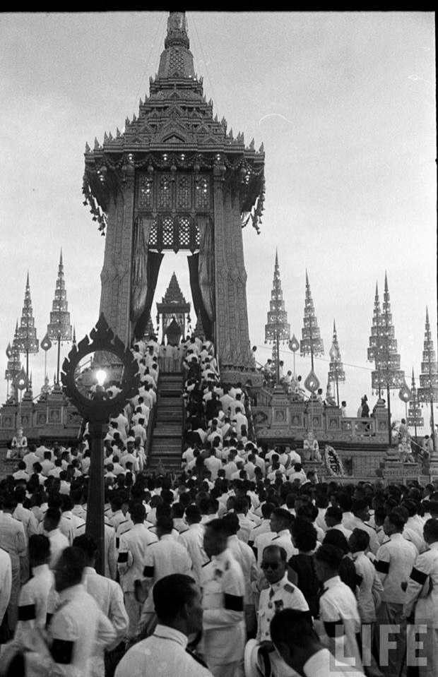 เป็นบุญตาที่ได้เห็น บรรยากาศพิธีพระศพ ในหลวงอานันทมหิดล ร.๘ 