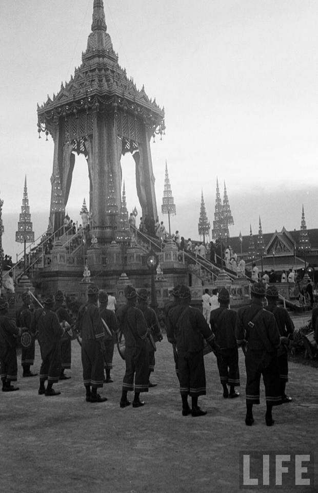 เป็นบุญตาที่ได้เห็น บรรยากาศพิธีพระศพ ในหลวงอานันทมหิดล ร.๘ 