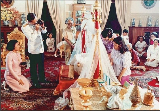  ในหลวงร.9 ใน พิธีสมโภชเดือน และขึ้นพระอู่ 