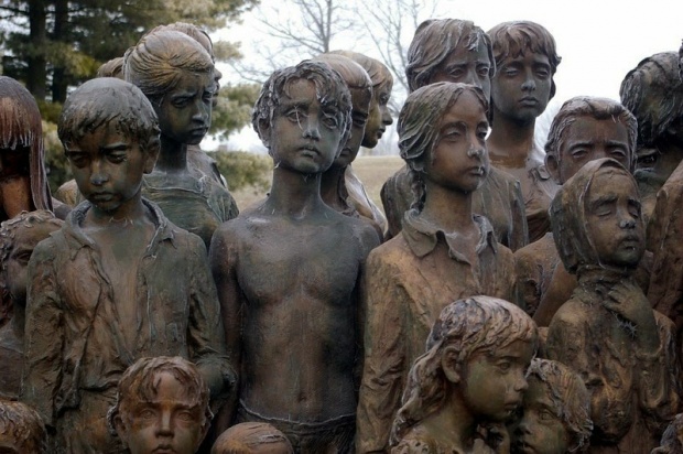 โหดร้าย...อนุสรณ์สถาน..เด็กที่ตกเป็นเหยื่อสงครามใน Lidice ของเยอรมัน