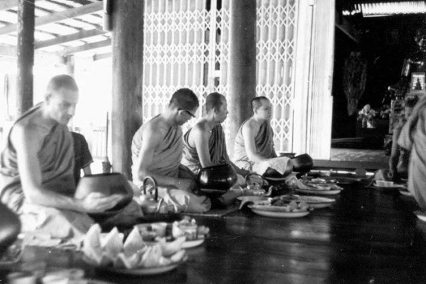 หาดูยาก!! ภาพประวัติศาสตร์ หลวงตามหาบัว เดินนำหน้า สมเด็จพระสังฆราชองค์ที่ ๒๐