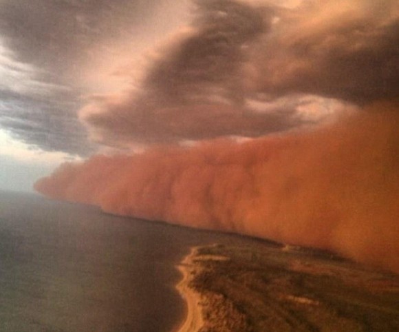 พายุฝุ่นทรายสีแดงที่ออสเตรเลีย