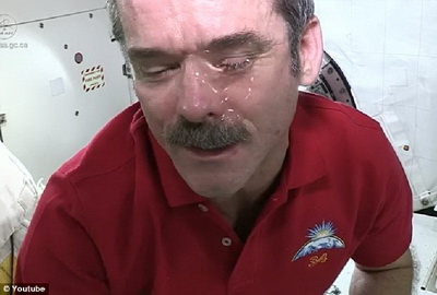 อะไรจะเกิดขึ้น เมื่อนักบินอวกาศร้องไห้ในสภาวะไร้แรงดึงดูด (ชมภาพ-คลิป) 