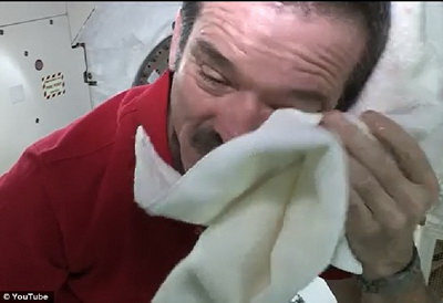 อะไรจะเกิดขึ้น เมื่อนักบินอวกาศร้องไห้ในสภาวะไร้แรงดึงดูด (ชมภาพ-คลิป) 