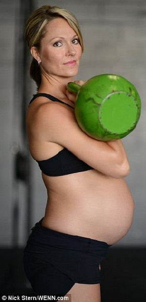 ผู้คนรุมจวกคุณแม่ท้องโตเสี่ยงแท้งยกน้ำหนักเฉย