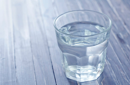 6 เหตุผลที่ทำไมต้องดื่มน้ำอุ่นตอนเช้า