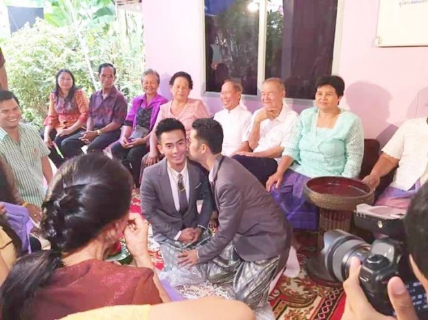 คู่รักเกย์ไทยแต่งงานตามประเพณีท่ามกลางครอบครัวร่วมยินดี 