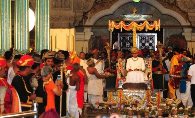 อินเดีย จัดพิธีราชาภิเษกมหาราชาองค์ใหม่ พระชนมายุ 23 พรรษา โดยมีนักบวช 40 รูป และแขกระดับเศรษฐีนับพันร่วมพิธี