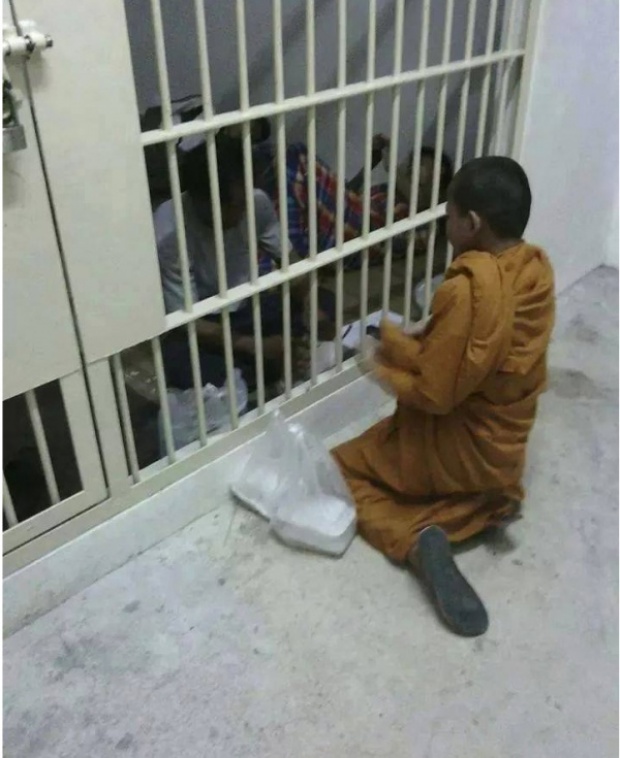 โลกออนไลน์เศร้า! ช่วยแชร์ภาพเณรน้อย นั่งส่งข้าวส่งน้ำให้โยมพ่อ ถึงในคุก