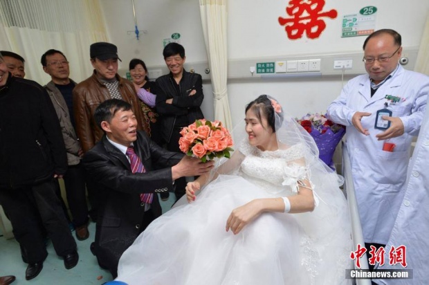 สุดซึ้ง..รักนี้ยังไม่สาย คู่รักชาวจีนขอแต่งงานช่วงบั้นปลายของชีวิต