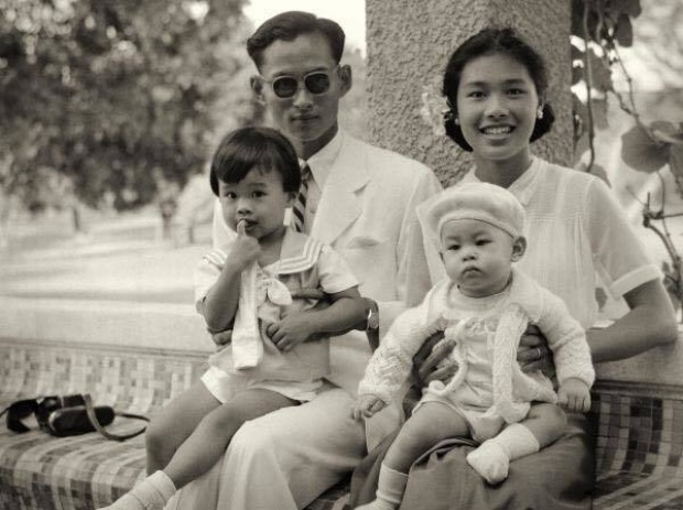 ภาพหาชมยาก!! ในหลวง ร.๙ และพระบรมวงศานุวงศ์ เห็นแล้วอบอุ่นในหัวใจมากๆ