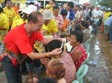 ประเพณีรดน้ำดำหัวผู้ใหญ่ในวันสงกรานต์