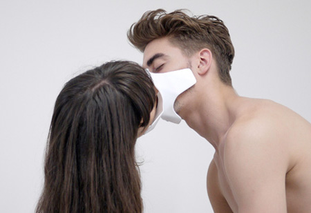 หน้ากากสำหรับมือใหม่หัด “จูบ”