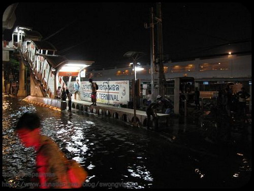 [อัพเดต] ภาพน้ำท่วม จากห้าแยกลาดพร้าวถึง มุ่งหน้าสู่อนุสาวรีย์ชัยฯ