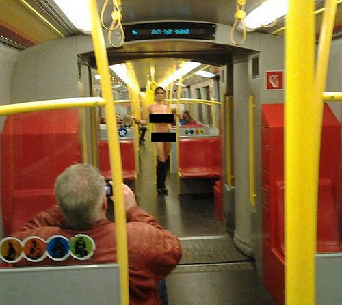 อึ้ง หญิงสาวเปลือยขึ้นรถไฟใต้ดิน-