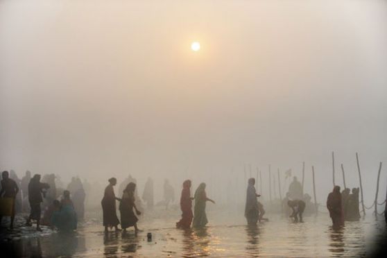 เริ่มแล้วพิธีล้างบาปของชาวฮินดูที่แม่น้ำคงคา
