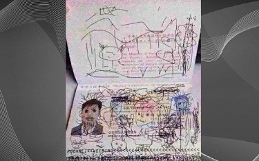 ศิลปะของลูกน้อยบนหน้าพาสปอร์ต เกือบทำพ่อชาวจีนไม่ได้กลับประเทศ