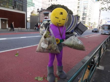 ฮีโร่ไม้กวาด ปรากฎกาย ทำความสะอาดถนน ในกรุงโตเกียว