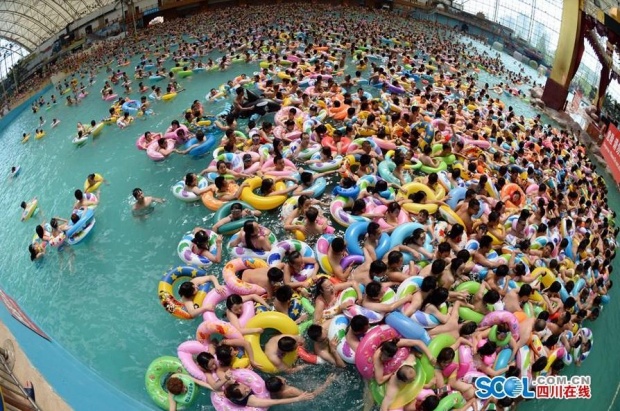 อากาศร้อนหนักมาก! คนจีนทนไม่ไหว ลงแช่ในสระน้ำแน่นเอี๊ยด 8 พันคน