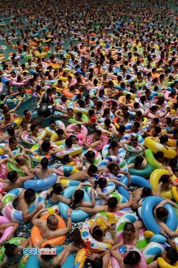 อากาศร้อนหนักมาก! คนจีนทนไม่ไหว ลงแช่ในสระน้ำแน่นเอี๊ยด 8 พันคน