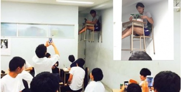 งงยกห้อง..??? เมื่อเด็กหนุ่มชาวญี่ปุ่น เข้าห้องเรียน แต่กลับนั่งเรียนได้แบบนี้…???