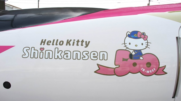 คาวาอี้~! ‘รถไฟชินคันเซน’ ลาย ‘Hello Kitty’ สุดคิวท์