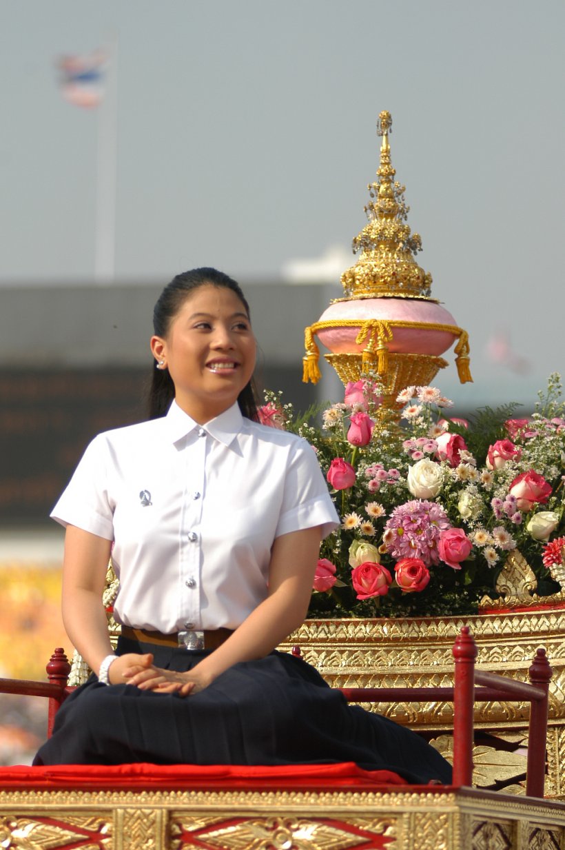 เป็นตำนาน! รู้จัก “พระเกี้ยว” สัญลักษณ์จุฬาฯ กับขบวนเเบกเสลี่ยงอัญเชิญ