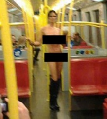 อึ้ง หญิงสาวเปลือยขึ้นรถไฟใต้ดิน-