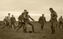 ทหารอังกฤษและเยอรมันพักรบ ชวนกันเตะบอลในช่วงสงครามโลกครั้งที่1 !!(คลิป)