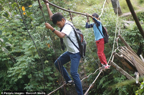 หวาดเสียว! นักเรียนอินโดฯ ไต่ข้ามสะพานเชือก ไปโรงเรียน