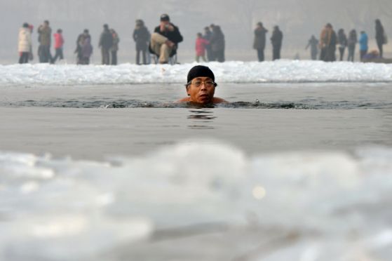 จีนจัดแข่งว่ายน้ำข้ามแม่น้ำเหลืองอุณหภูมิ4องศา
