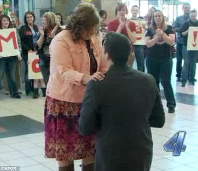 หญิงสาวคุกเข่าขอแฟนหนุ่มแต่งงานกลางสนามบิน 