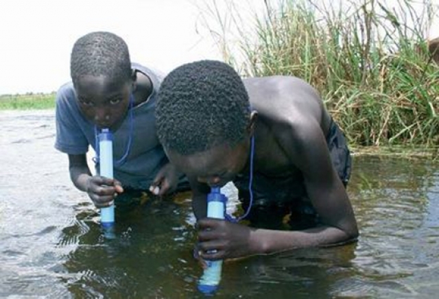 โชว์สิ่งประดิษฐ์ LifeStraw หลอดกรองน้ำส้วมดื่มได้