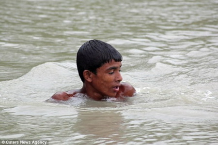 หนุ่มน้อยบังคลาเทศ น้ำใจงาม เสี่ยงชีวิตช่วยลูกกวางน้อยจมน้ำ 