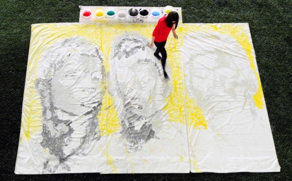 ศิลปินสาวจีน ใช้ลูกฟุตบอลวาดรูปสุดยอดนักเตะฟุตบอลโลก