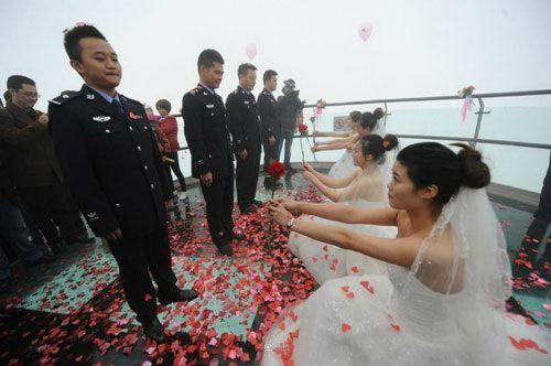 ซึ้ง! 4 สาวจีนจัดเซอร์ไพรส์! คุกเข่าขอแต่งงานแฟนหนุ่มในเครื่องแบบ