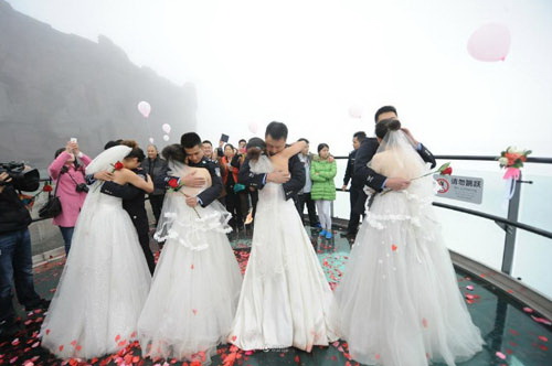 ซึ้ง! 4 สาวจีนจัดเซอร์ไพรส์! คุกเข่าขอแต่งงานแฟนหนุ่มในเครื่องแบบ