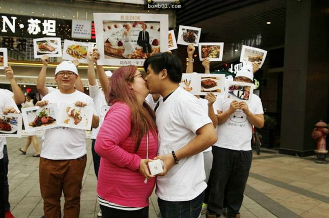 แบบนี้ก็มี!!! หนุ่มพาแฟนกินจนตัวกลม เพราะกลัวหนุ่มอื่นมาฉกเธอไป!!!