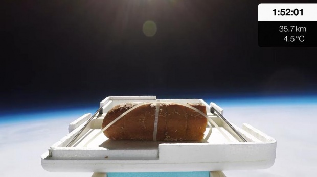 ทดลองส่ง “ขนมปัง” ขึ้นอวกาศ มาดูกันว่ากลับมาจะยังกินได้ไหม!? (มีคลิป)