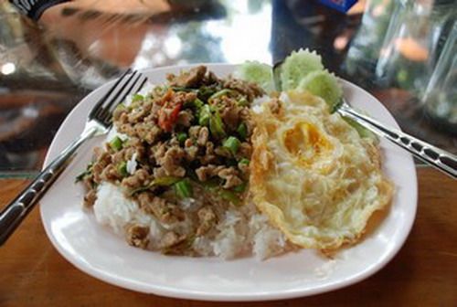 ข้าวหน้าหมูสับผัดกระเพราไข่ดาว 