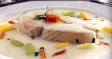 ปลาแซลมอนราดซอสไวน์ขาวกับผักรวม