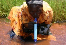 โชว์สิ่งประดิษฐ์ LifeStraw หลอดกรองน้ำส้วมดื่มได้