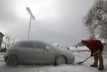 ชมภาพ พายุน้ำแข็งซัดสโลวีเนีย บ้านเมืองกลายสภาพเป็นเมืองน้ำแข็ง 