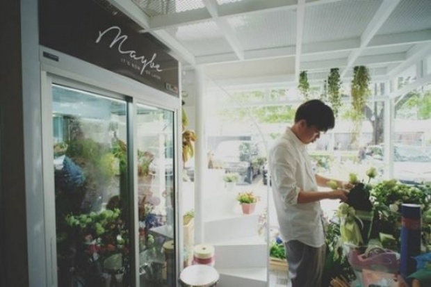 บรรยายกาศของดอกไม้ พร้อมกลิ่นไอกาแฟที่ Maybe Flower & Cafe