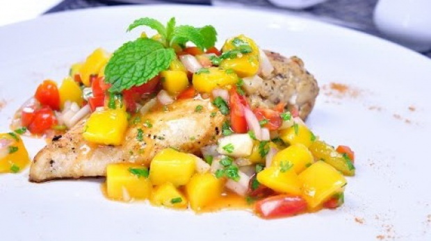 สเต็กไก่กับซัลซ่ามะม่วง Grilled Chicken with Mango Salsa 