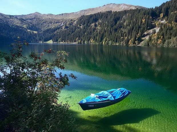 Blue Nelson Lake ทะเลสาบที่ใสที่สุดในโลก มองทะลุถึงพื้นได้ถึง 80 เมตร